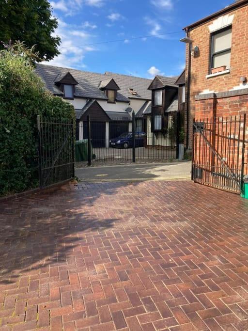 Vernon Place Town Centre, Vernon Cottage 3-Bed With Parking, 1A Vernon Court 2-Bed With Parking, 1B Studio No Parking, Off The High Street Next To Sandford Park Cheltenham Exterior foto